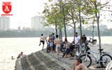 Hà Nội nắng nóng 38 độ C, người dân đổ xô ra hồ Tây tắm giải nhiệt
